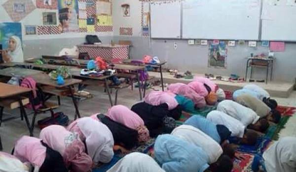 Des élèves qui tournent le dos au tableau pour prier. une image imposée dans les écoles par les islamistes