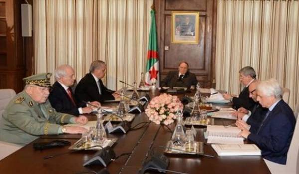 Le conseil restreint dirigé par Bouteflika