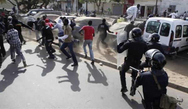 Sénégal : la police disperse une marche d'opposants, démission d'un frère du président