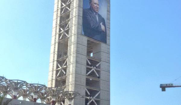 Le minaret de la grande mosquée porte deux immenses portraits du chef de l'Etat avant son achèvement.