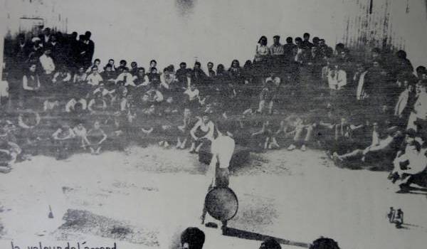  La pièce de théâtre "La Valeur de l’Accord", dans la cour de la ferme Bouchaoui, près d’Alger, en 1969, pour un public de paysans et d’étudiants