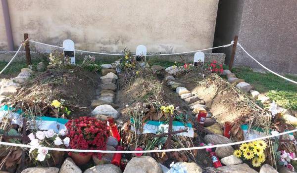  Les tombes anonymes fleuries par la population de la ville