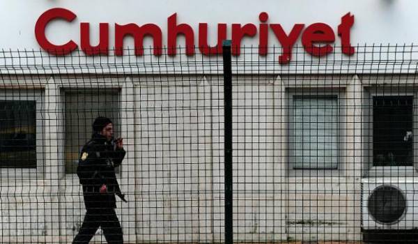 Turquie : le rédacteur en chef du quotidien Cumhuriyet arrêté