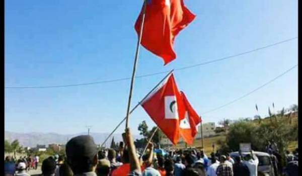 Le drapeau de la République du Rif fondée par Abdelkrim hissé par les manifestants.