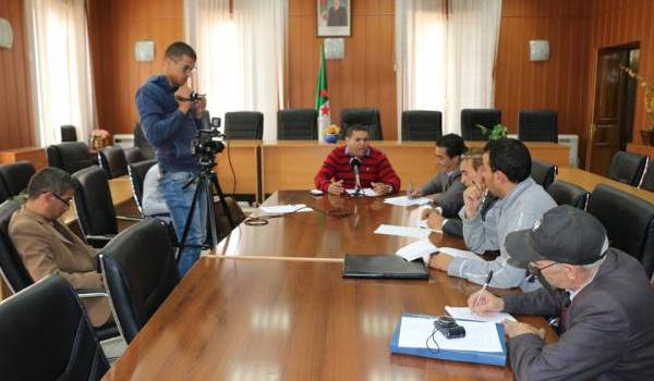 Le président de l'APC de Batna en conférence de presse.