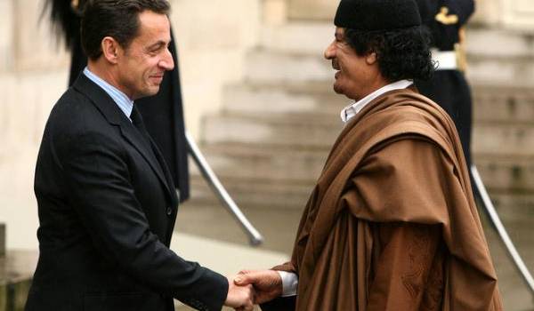 Nicolas Sarkozy recevant l'ancien dictateur libyen, Mouammar Kadhafi.