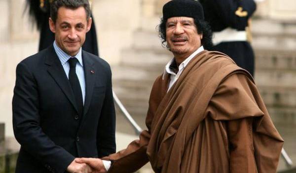 L'ex-président français Sarkozy et le dictateur libyen.