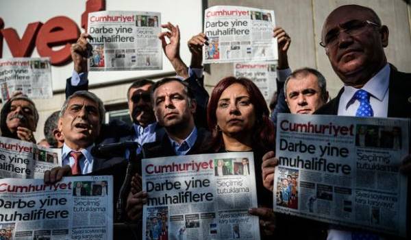 Turquie : neuf journalistes du quotidien Cumhuriyet en détention préventive