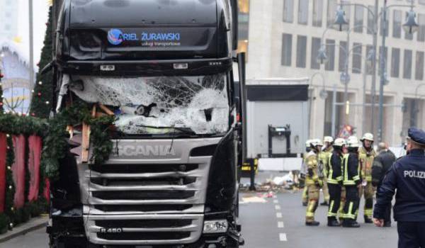 Le chauffeur du camion-bélier qui a fait 12 victimes court toujours.