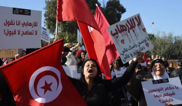 Des Tunisiens manifestent contre le retour des jihadistes.