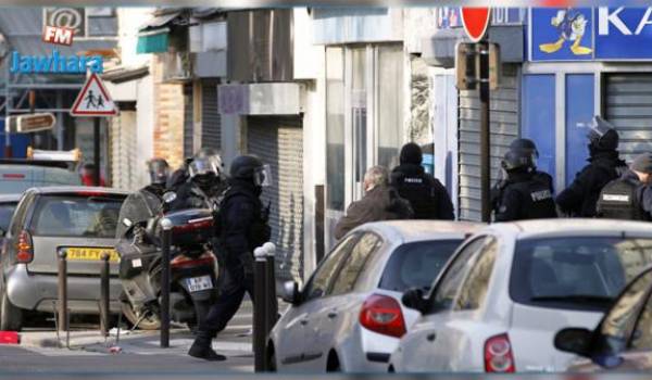Le braqueur d'une agence de voyages à Paris en fuite, les otages sains et saufs