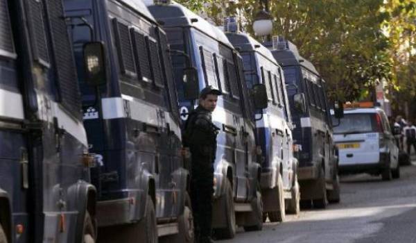 Des convois de camions de policiers qui ont embarqués les réfugiés africains. Photo AFP