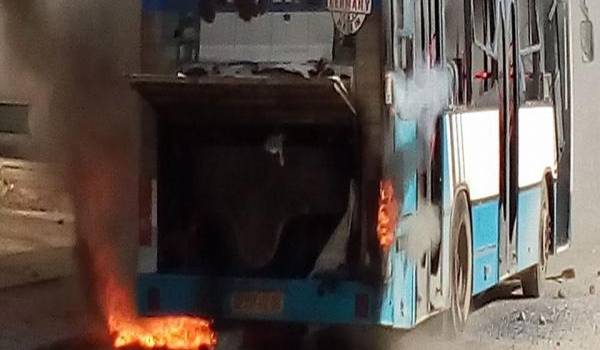 Des bus ont été incendié par des manifestants en colère.