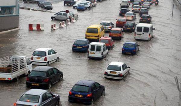 Les pluies torrentielles ont bloquées de nombreux axes routiers.