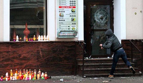 n manifestant s'attaque au restaurant où Daniel a été tué (Ph. Fakty TVN).