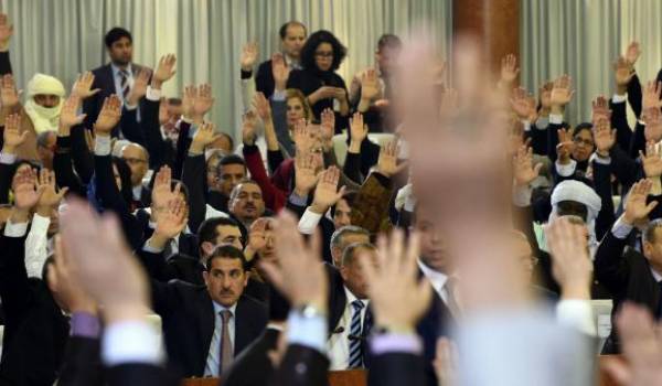 Chambre d'enregistrement sans pouvoir, l'assemblée est dépourvue de crédibilité.  