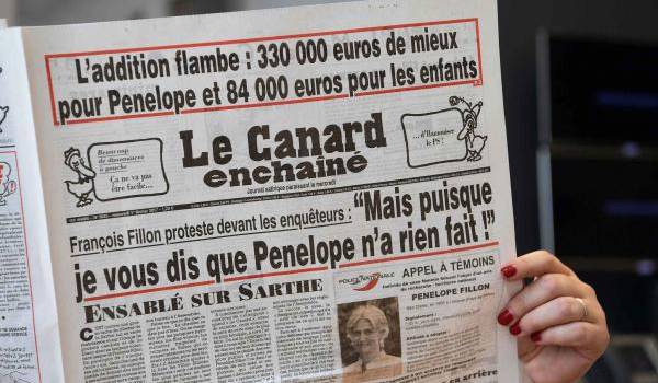 "Le Canard Enchaîné" revient sur les 45 000 euros d'indemnités de Mme Penelope Fillon