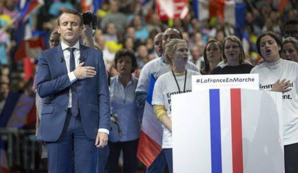 Emmanuel Macron est à Alger pour une journée et demie.