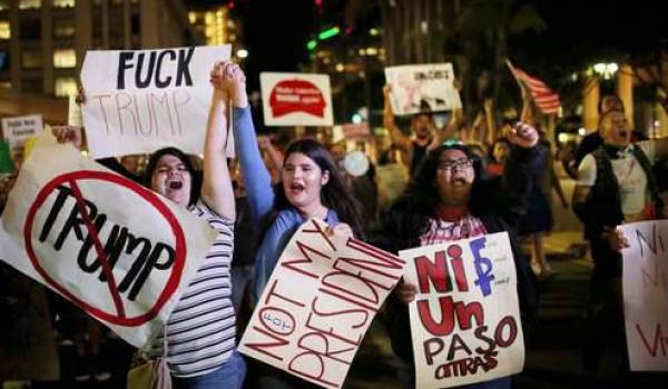 De nombreuses manifestations dénoncent les décrets Trump anti-immigration.