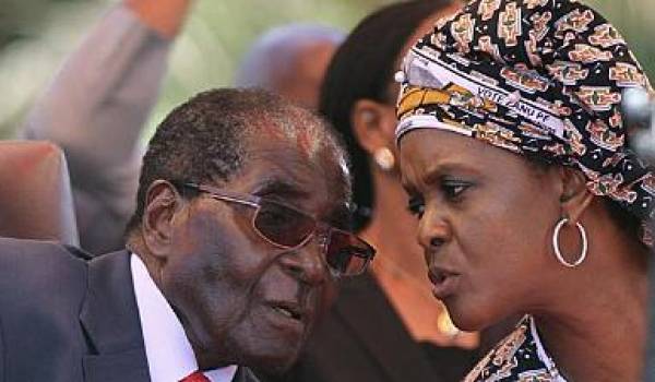 Robert Mugabe et Grace presque 40 ans de différence d'âge mais un pouvoir sans partage sur le Zimbabwe.