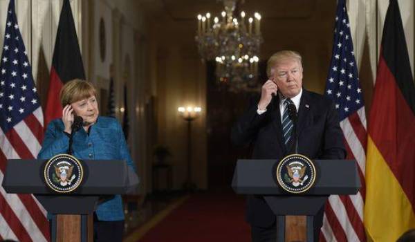 Donald Trump a peu de considération pour l'UE. Ici avec Angela Merkel. Photo AFP