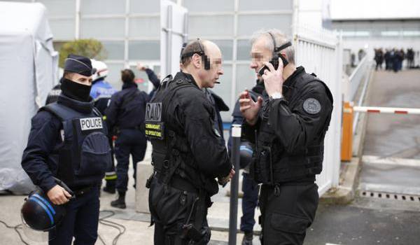 Des officiers du Raid en intervention à Orly.