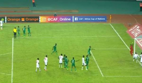 Un joueur sénégalais tente de marabouter le but zambien en finale de la CAN U20! (Vidéo)