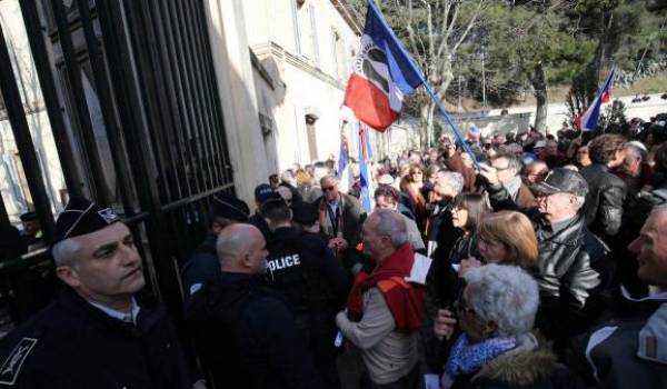 Une association de pieds-noirs porte plainte contre Macron!