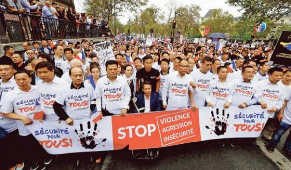 La communauté chinoise mobilisée contre la police après la mort d'un des leurs.