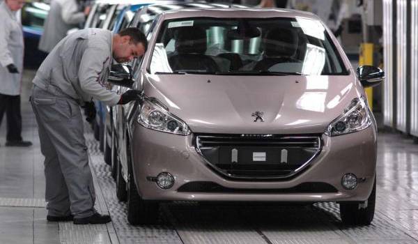 En 2015, Bouchouareb a déclaré que Peugeot installera son usine en 2016 à Oran.