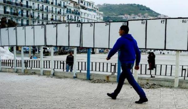 Affichage timide à Alger: la campagne électorale démarre dans l'indifférence.