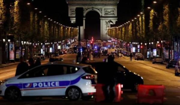 Des policiers sur l'avenue des Champs Elysées.