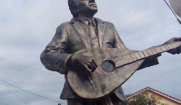 Une statue qui ne ressemble nullement à Matoub Lounes.