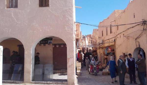 Dans presque chaque rue, on voit des gendarmes sur le qui-vive