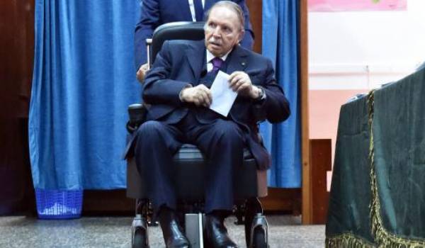 Abdelaziz Bouteflika au bureau de vote d'El Biar, pendant les législatives.