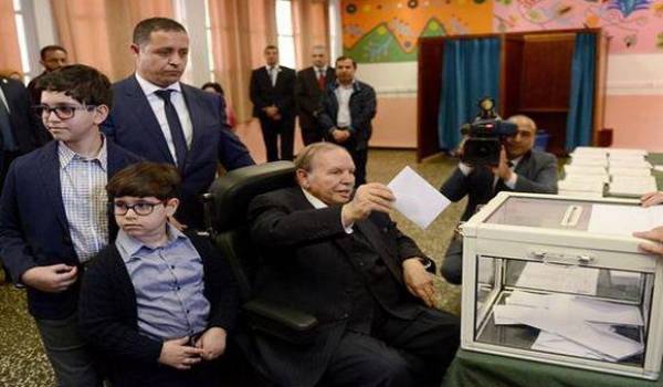 Abdelaziz Bouteflika ce matin au bureau de vote. Photo APS.