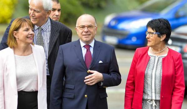 Bernard Cazeneuve avec des élus PS au cours de son déplacement au Mans mercredi (Ouest de la France). Crédit photo : François Navarro.