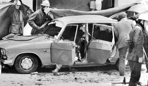 La voiture de Mohamed Boudia soufflée par l'explosion d'une bombe.