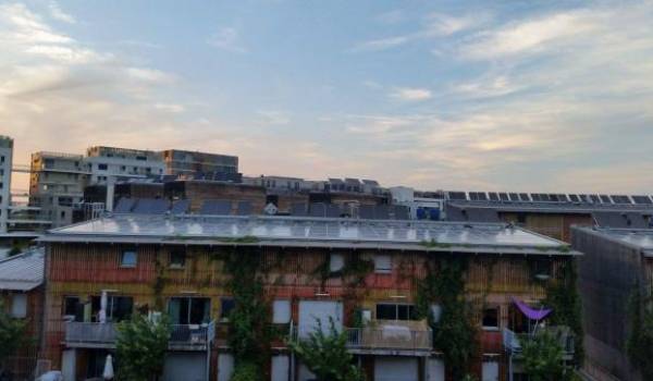 Un bâtiment à basse consommation avec panneaux solaires en toiture. 