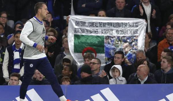 Il était venu remercier John Terry : un fan algérien fait la une de la presse anglaise ! (Images)