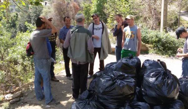 En Kabylie, l'organisation des villages permet des actions de volontariat sans recours aux communes.