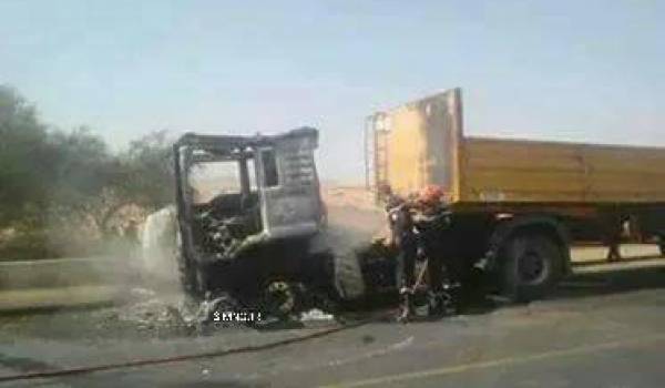 Le camion s'est enflammé lors de l'accident.