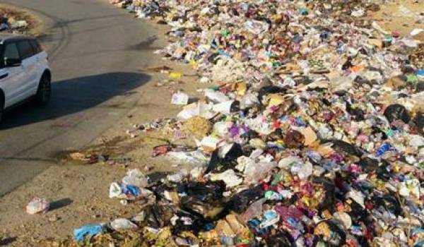 Des déchets sur une route de Sidi Aïch. Photo de Rachid Oulebsir.