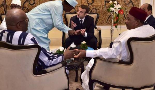 Au sommet du Mali, Emmanuel Macron a beaucoup parlé de lutte antiterroriste sans engagement financier .