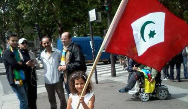 Une Rifaine portant le drapeau du Rif d'Abdelkrim Khattabi.