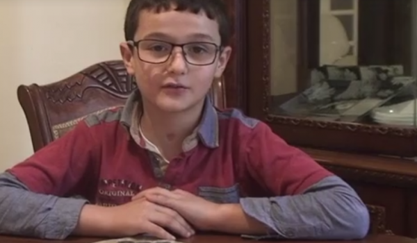 Khalil Soualhi , 11 ans , traine aujourd’hui de lourde séquelles à cause du botulisme 