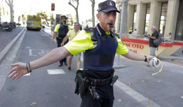 Une camionnette fonce sur la foule à Barcelone : 13 morts au moins