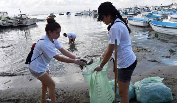 Action de citoyenneté de jeunes sur la plage de Tamentefoust. 