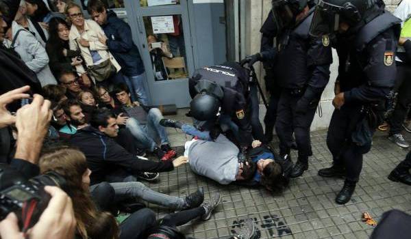 La police espagnole s'est montrée très brutale dans son intervention en Catalogne.