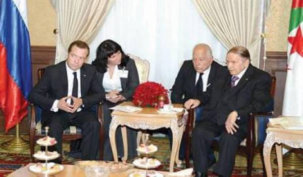 Bouteflika recevant le premier ministre russe Medvedev dans sa résidence médicalisée de Zéralda.